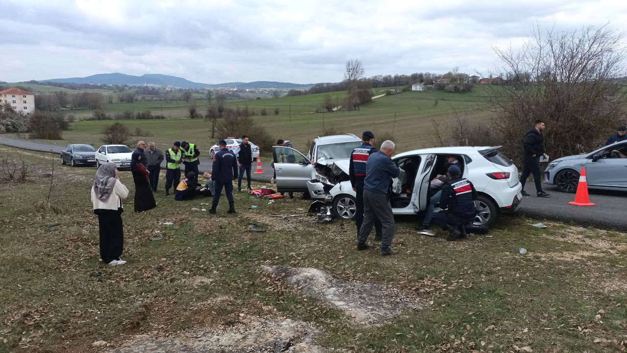 Karabük'ün Eflani ilçesinde meydana gelen trafik kazasında 8 kişi yaralandı.