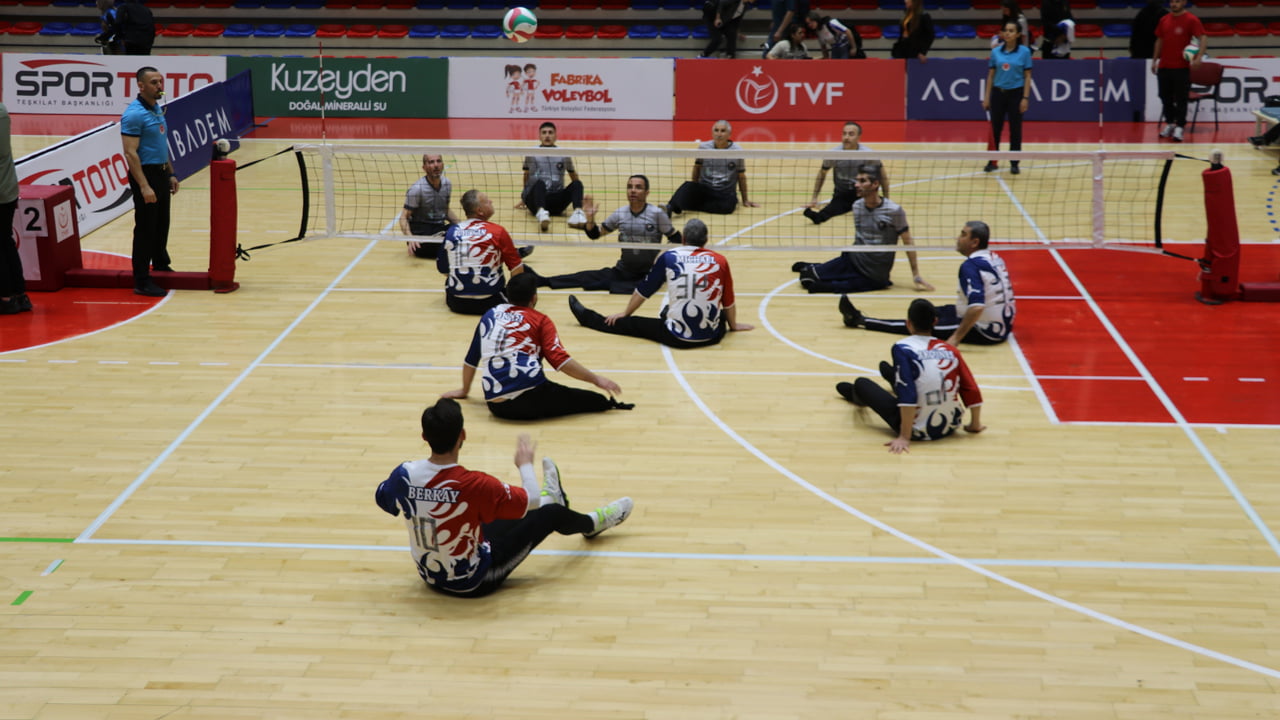 Türkiye Voleybol Federasyonu tarafından Karabük’te düzenlenen Oturarak Voleybol 1. Ligi müsabakaları başladı.