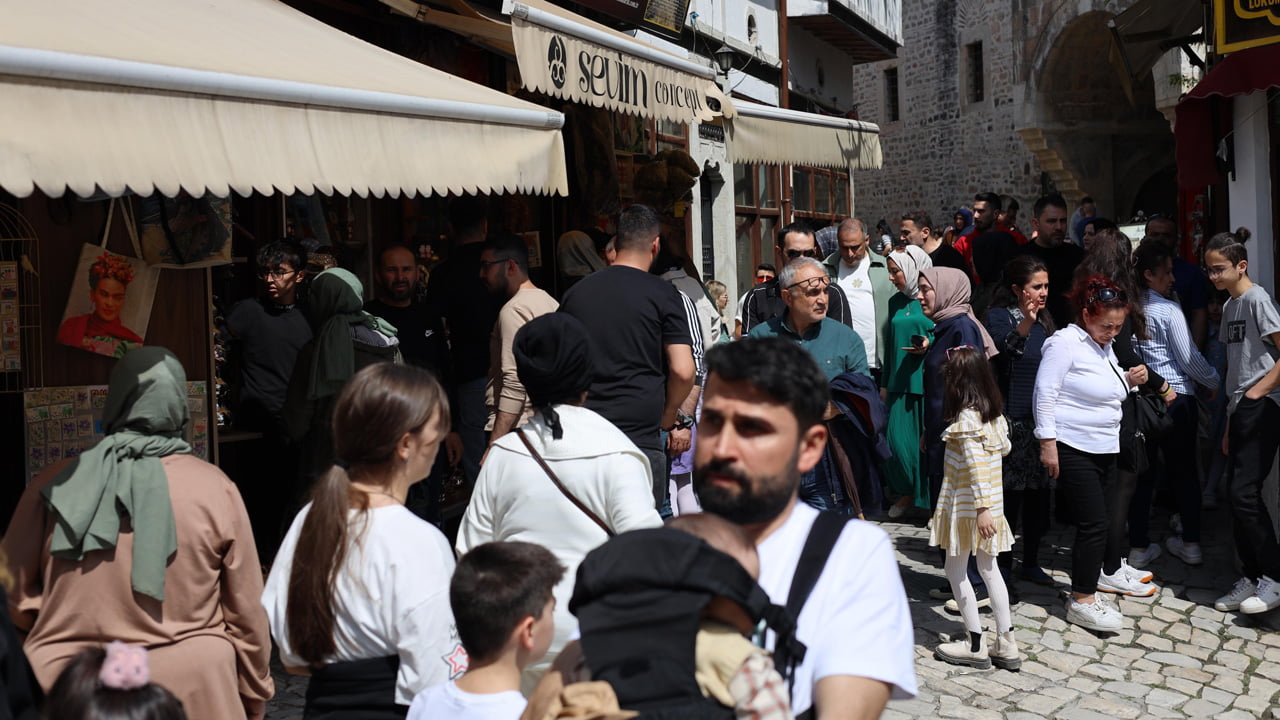 Türkiye'nin UNESCO Dünya Mirası Listesi'nde bulunan ve dünyanın en iyi korunan 20 kentinden biri olan, aynı zamanda Safranbolu Belediyesi tarafından başlatılan girişimle Türkiye’de Cittaslow’a üye olan 28 kentten biri olma özelliği taşıyan Safranbolu’da, bayram bitti ama turizm yoğunluğu bitmedi.