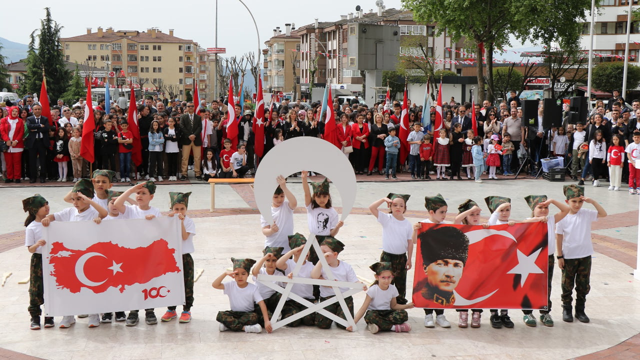 Safranbolu, 23 Nisan Ulusal Egemenlik ve Çocuk Bayramı'nı coşkuyla kutladı. Kutlamalar, Misak-ı Milli Demokrasi Meydanı'nda gerçekleştirildi.