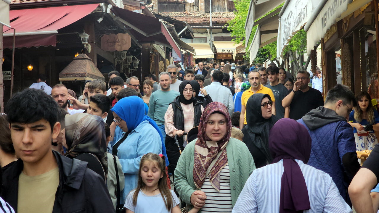 UNESCO Dünya Miras Listesi'nde yer alan ve "En iyi korunan 20 kent" arasında bulunan ve bu yıl sakin kentler arasına giren tarihi Safranbolu, Ramazan Bayramı’nda yerli ve yabancı turist akınına uğrarken esnafın yüzü güldü.