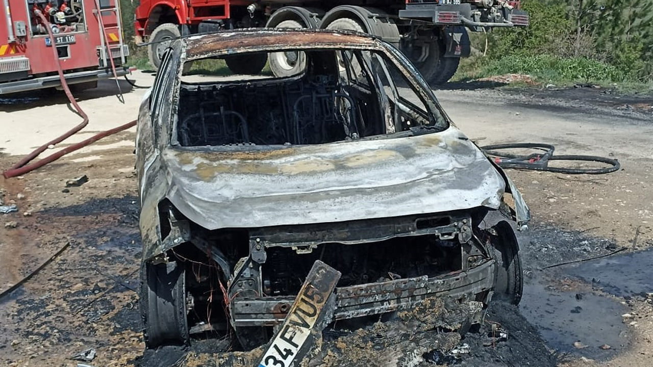 Karabük’ün Safranbolu ilçesinde seyir halindeki otomobil yanarak kullanılmaz hale geldi.