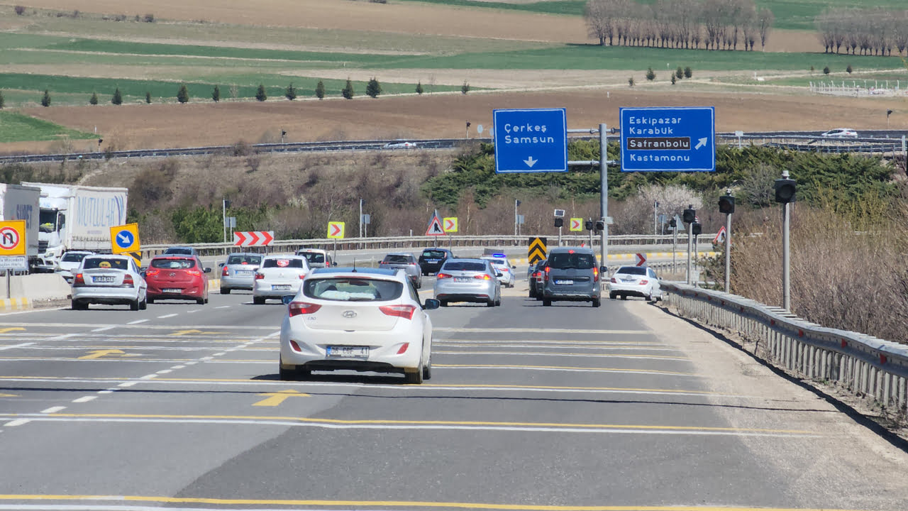 İstanbul'u Karadeniz'e bağlayan ve 21 ilin geçiş noktası olan Karabük'ün Kemikli Rampaları'nda bayram trafiği akıcı bir şekilde sağlanıyor.