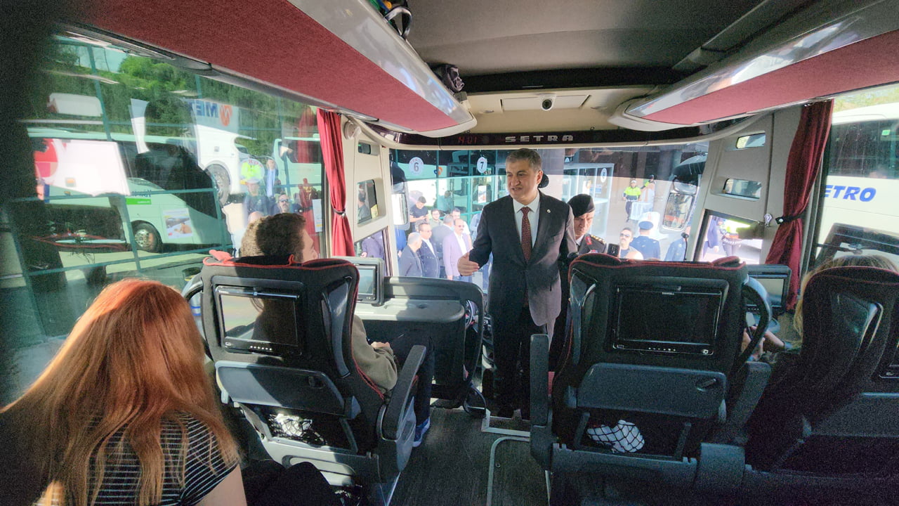 Karabük Valisi Mustafa Yavuz, bayram tatili için şehir dışına giden vatandaşları terminalden yolcu etti.