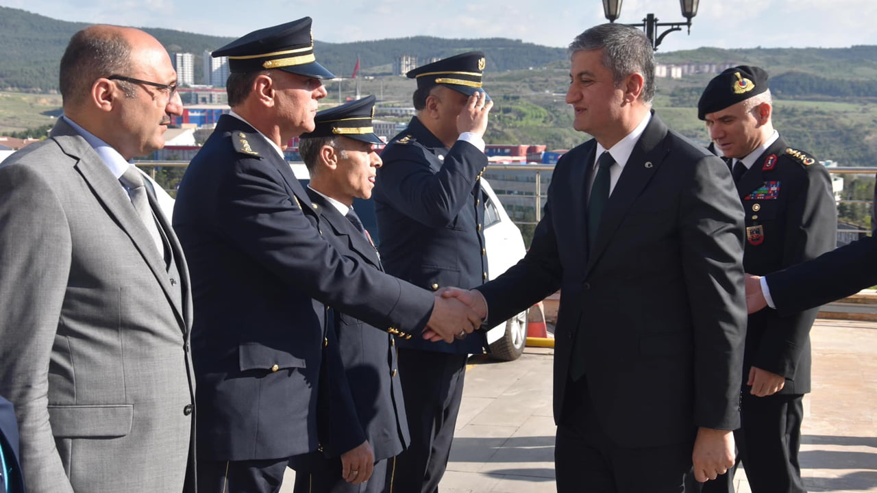 Karabük Valisi Mustafa Yavuz, Ramazan Bayramı dolayısıyla Karabük Eğitim ve Araştırma Hastanesi, şehit aileleri, Emniyet Müdürlüğü, itfaiye, polis merkezi, 112 Acil Çağrı Merkezini ziyaret etti.