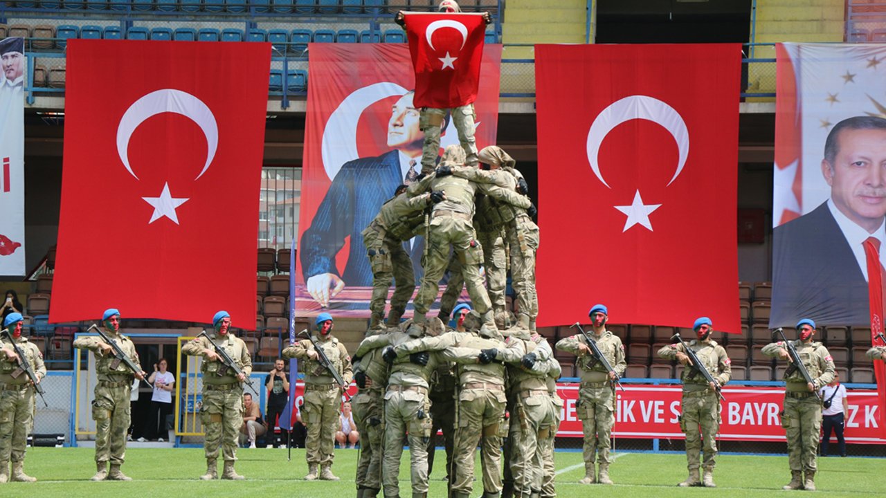 Cumhuriyet kenti Karabük'te 19 Mayıs Atatürk’ü Anma, Gençlik ve Spor Bayramı dolayısıyla düzenlenen törende komandoların gösterileri izleyenlerden büyük alkış aldı.