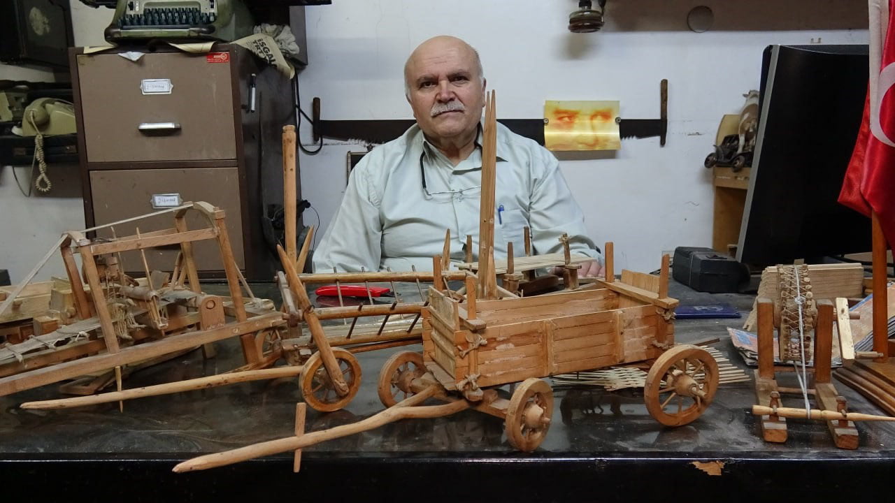 AHŞAP OYUNCAKLARI DÜKKANINDA SERGİLİYOR