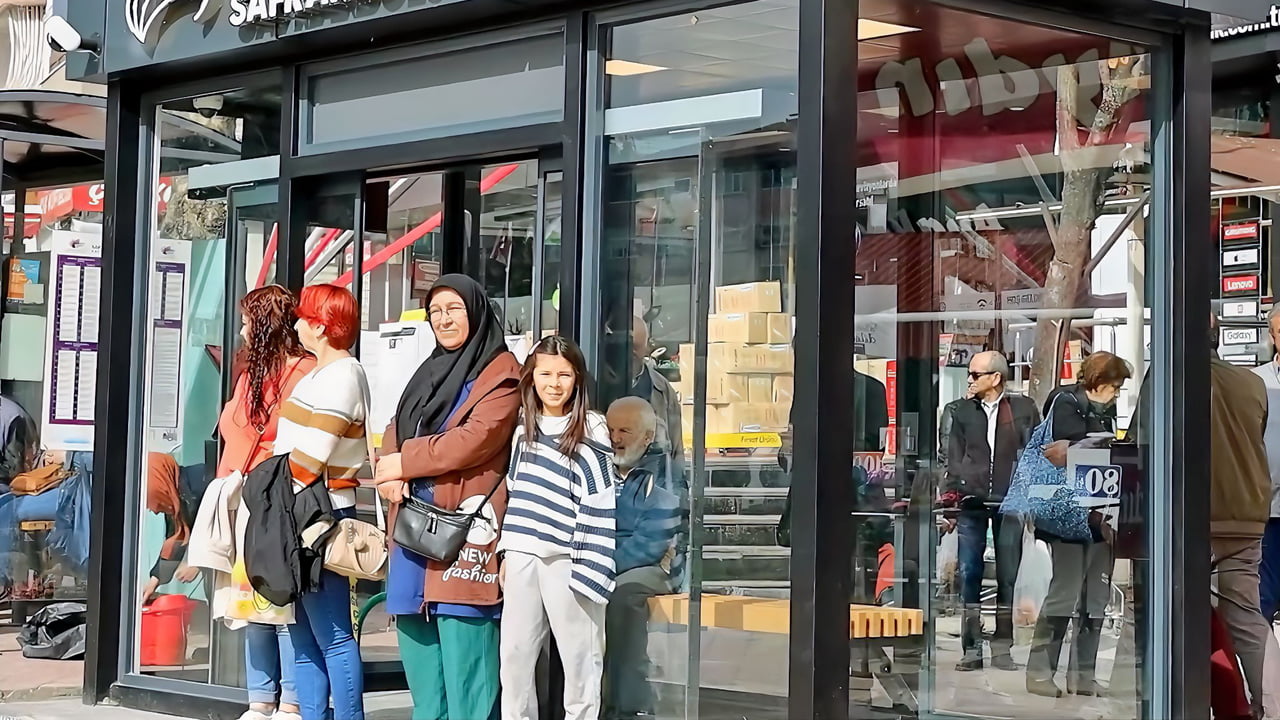 Safranbolu Belediyesi Fen İşleri Müdürlüğü, şehrin modernizasyonunu sağlamak ve vatandaşlara daha iyi bir ulaşım deneyimi sunmak amacıyla akıllı durakları hayata geçirdi.