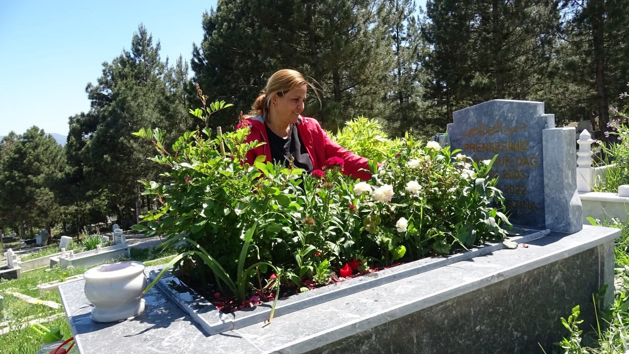 Karabük'te yaşayan 46 yaşındaki Emel Dağ, 2 yıl önce hastanede kan kaybından kaybettiği kızı için harcadığı 90 bin liralık paranın iadesi için açtığı davayı kazandı.