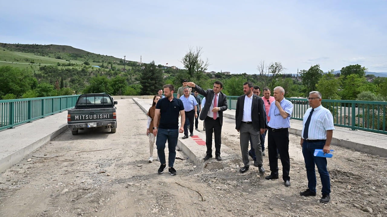 Karabük Belediye Başkanı Özkan Çetinkaya, çalışmaların devam ettiği Araç Çayı’nda incelemelerde bulunarak ortak yürütülebilecek işlerle ilgili istişarelerde bulundu.