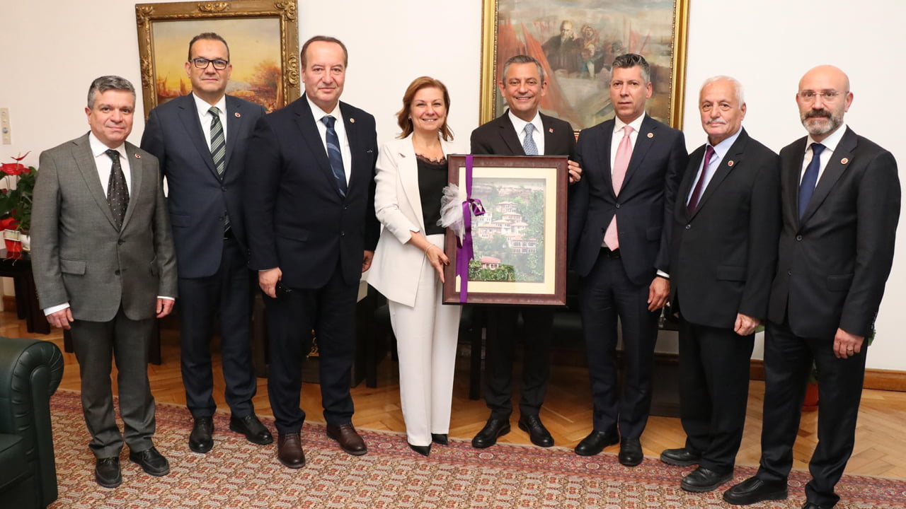 Safranbolu Belediye Başkanı Mimar Elif Köse, Türkiye Büyük Millet Meclisi'ndeki makamında CHP Genel Başkanı Özgür Özel'i ziyaret ederek 25. Uluslararası Altın Safran Belgesel Film Festivali'ne davet etti.