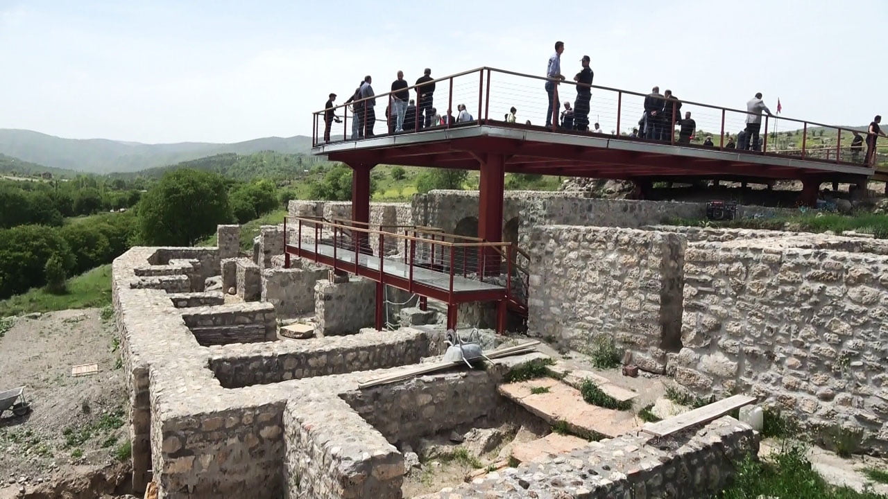 "Karadeniz’in Zeugması" olarak adlandırılan Karabük’ün Eskipazar ilçesindeki Hadrianopolis Antik Kenti’nde yer alan Roma Hamamı’ndaki mozaikler cam teras ile hem dış etkenlere karşı korunacak hem de ziyaretçilerin ilgisini çekecek.