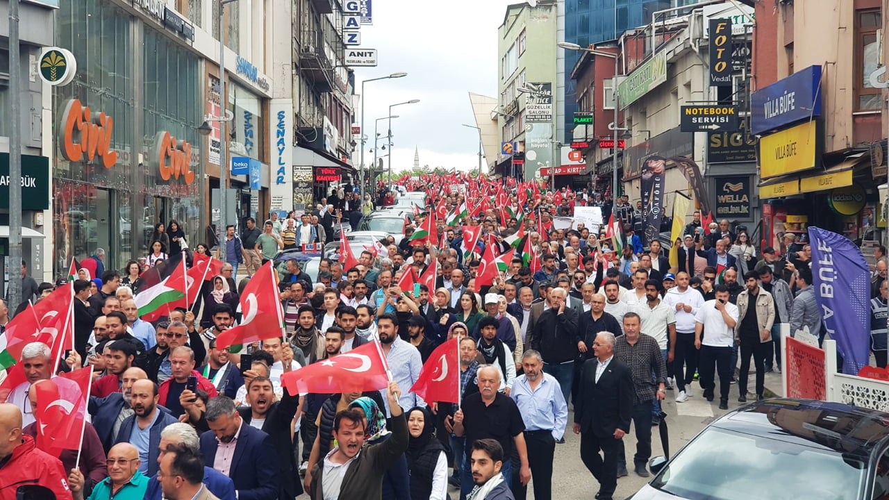 İsrail'in Gazze ve Refah'a savaş uçakları ve topçu ateşiyle düzenlediği saldırılara tepki göstermek için binlerce kişinin katılımıyla Karabük'te yürüyüş düzenlendi.