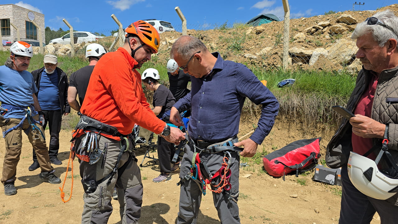 Karabük’te 5 ay önce kurulan ve yaş aralığı 55 ile 70 arasında değişen Karabük Anadolu Kanyon ve Dağcılık Spor Kulübü Derneği üyeleri, Gençlik Haftası'nda dağcılık eğitimi alarak gençlere çağrıda bulundu.