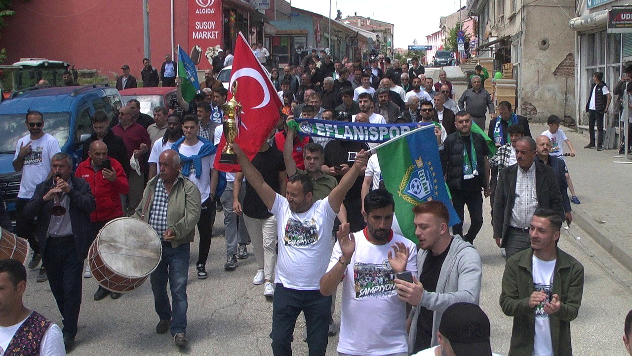 Karabük'ü Bölgesel Amatör Ligi'nde (BAL) temsil edecek olan Eflanispor ilçesinde şampiyonluk kutladı.