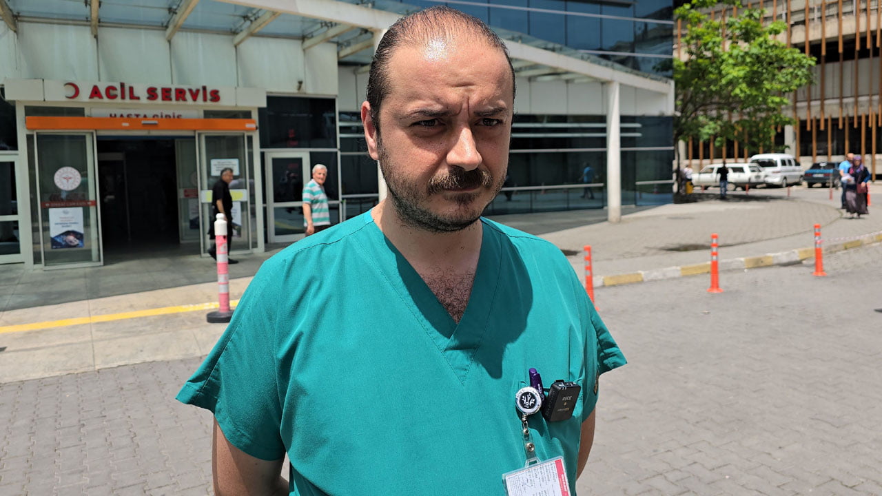 Karabük Eğitim ve Araştırma Hastanesi’nde Beyin Cerrahi servisinde yatan bir hasta ile yakını, doktor ve hemşireye saldırarak darp ettiler. İki kez beyaz kod uyarısı verilen olayla ilgili gözaltına alınanlar sevk edildikleri adli makamlarca tutuksuz yargılanmak üzere serbest bırakıldı.