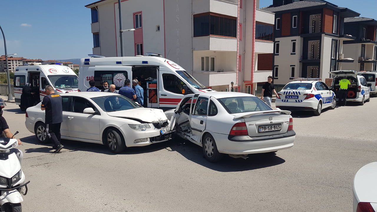 Karabük'te iki otomobilin çarpışması sonucu meydana gelen kazada 4 kişi yaralandı.