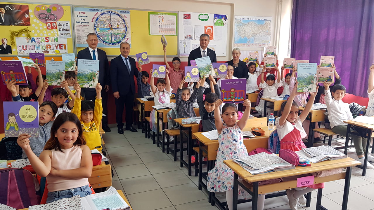 Karabük'te 'Eğitim Kenti Karabük' projesi bünyesinde başlatılan okuma seferberliğine yönelik 10 bin kitap dağıtılacak.