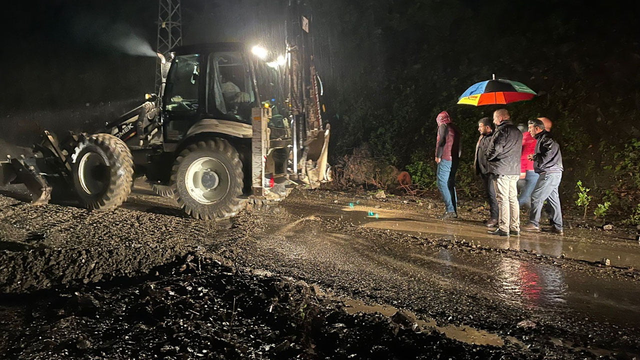 Meteoroloji Genel Müdürlüğünün uyarılarının ardından etkili olan sağanak sonrası Karabük’te metrekareye 35 kilogram yağış düştü. Sağanak sonrası su basan çok sayıda bina, ev, iş yeri ve ekili araziler zarar gördü.