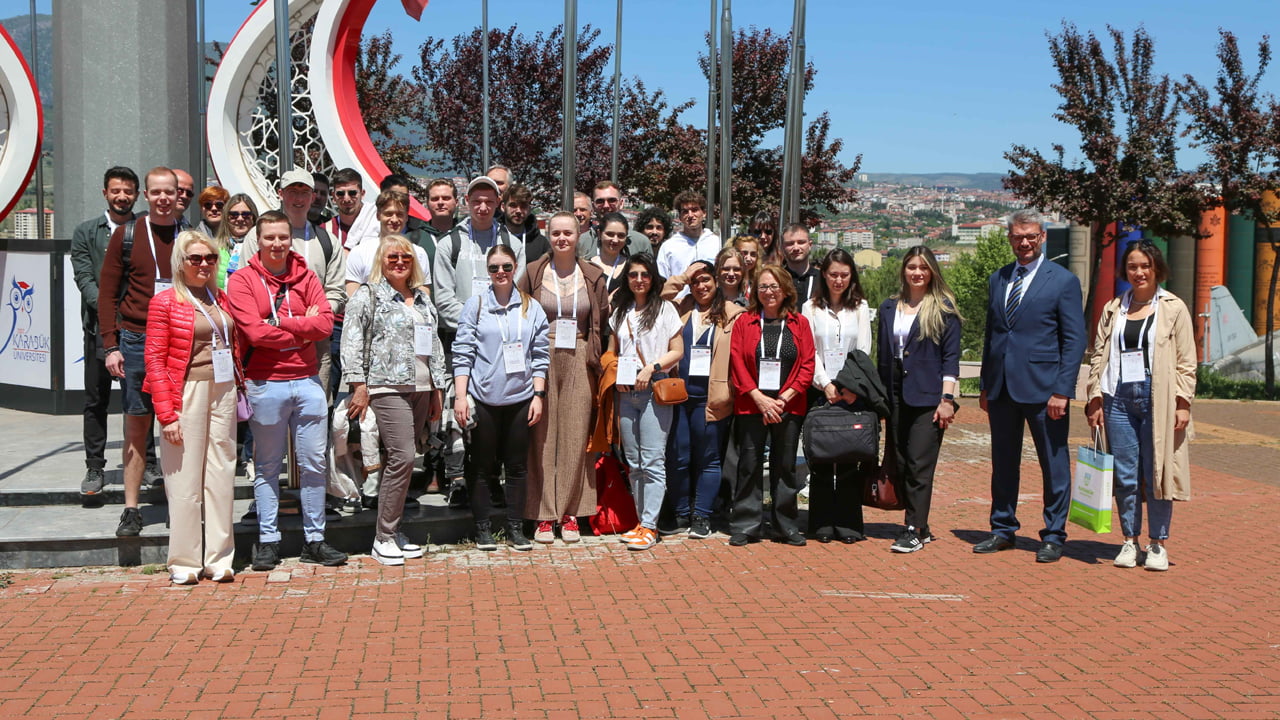 Batı Karadeniz Bölgesinde Paphlagonia ve Btinya olarak adlandırılan bölgelerdeki kentlerde uygarlığın izlerini keşfetmek “Miras Kentlerden Öğrenmek, Geleceği Tasarlamak” temalı Erasmus+ Blended Intensive Programmes (BIP) kapsamındaki proje Karabük Üniversitesi (KBÜ) ev sahipliğinde başladı.