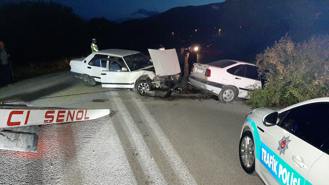 Karabük’te iki otomobilin çarpışması sonucu 4 kişi yaralanırken sürücülerden biri 257 promil alkollü çıktı.