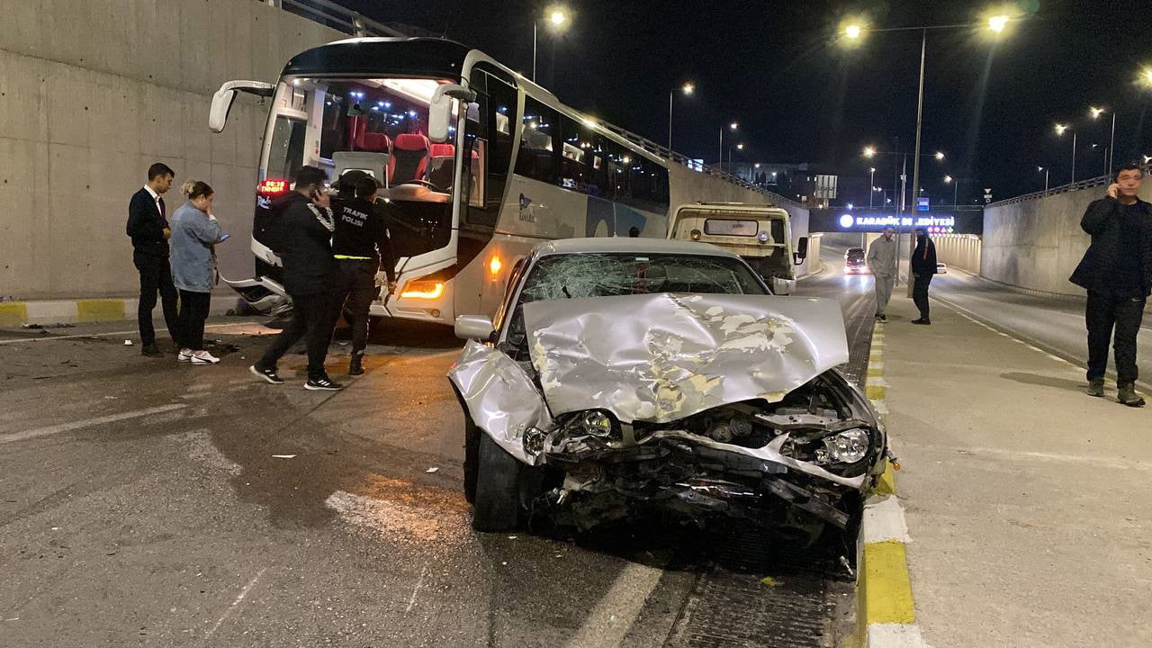 Karabük'te sürücüsünün kontrolünden çıkan otomobilin karşı şeride geçip otobüs ile çarpışması sonucu 2 kişi yaralandı.