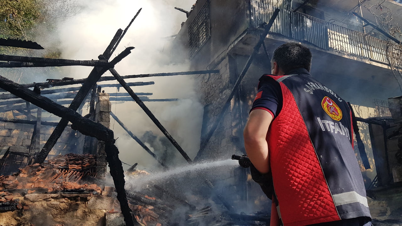 Karabük’ün Safranbolu ilçesinde çıkan yangında iki katlı müstakil ev zarar gördü.