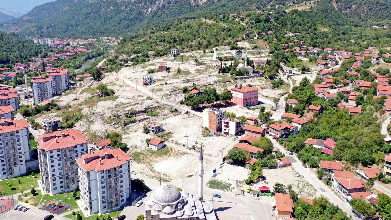 AK Parti Karabük İl Başkanı Ferhat Salt, Soğuksu Mahallesi'nde hayata geçirilecek olan 3. Etap TOKİ Konutları projesi için beklenen ihalenin Çevre, Şehircilik ve İklim Değişikliği Bakanlığı tarafından gerçekleştirildiğini bildirdi.