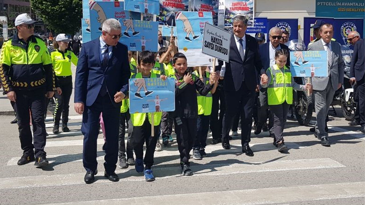 Karabük’te Trafik Haftası etkinlikleri çerçevesinde Vali Mustafa Yavuz ve beraberindekiler, sürücülere lokum ve bilgilendirici broşür dağıttı.