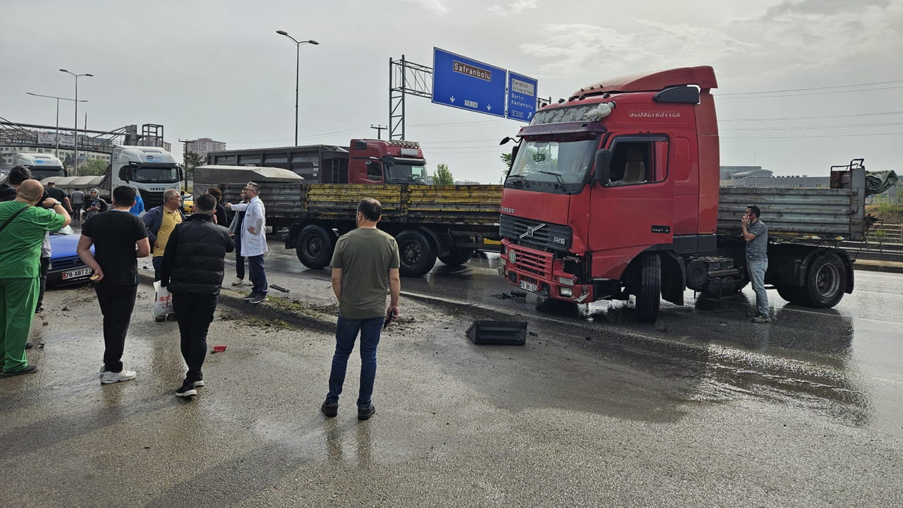 Karabük'te yağmur yağışından dolayı sürücüsünün kontrolünden çıkan tırın otomobile çarpması sonucu meydana gelen kazada 1 kişi yaralandı.