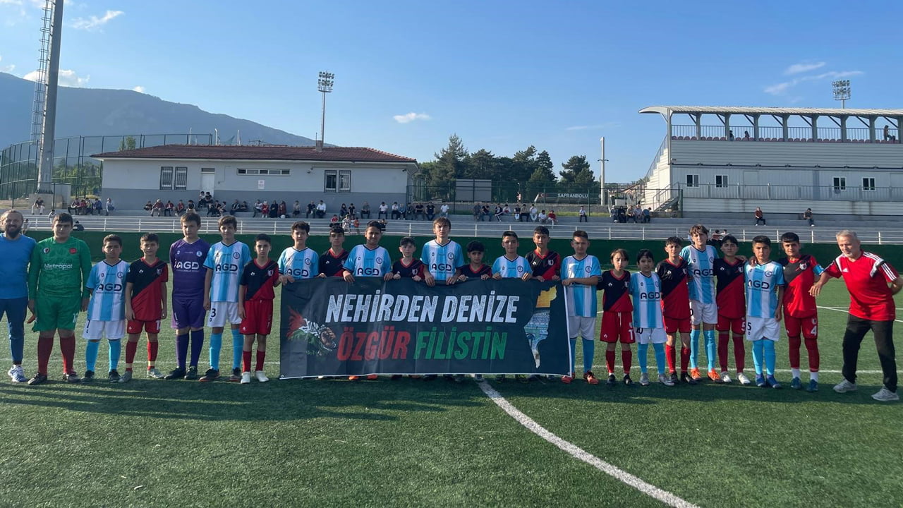 Karabük'te U-13 Liginde oynanan müsabakada futbolcular sahaya Nehirden Denize Özgür Filistin pankartıyla çıkıp İsrail'in Gazze'de yaptığı soykırımı protesto etti.