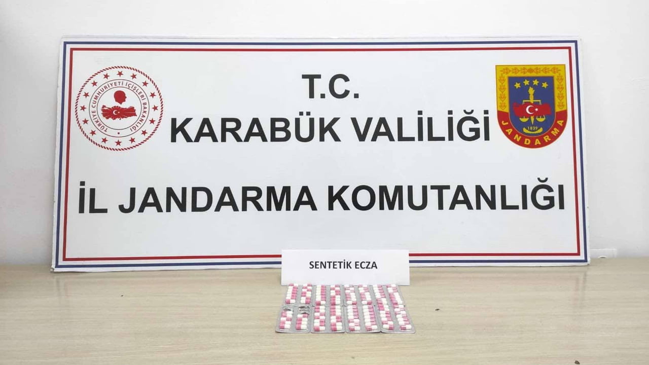 Karabük’te Jandarma ekiplerinin üst araması yaptıkları bir şahsın üzerinden 107 adet uyuşturucu hap ele geçirdi.