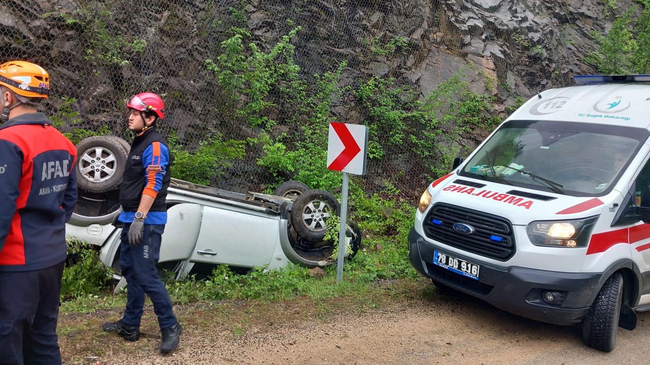 Karabük’te sürücüsünün kontrolünden çıkarak takla atması sonucu ters dönen otomobilde 2 kişi yaralandı.