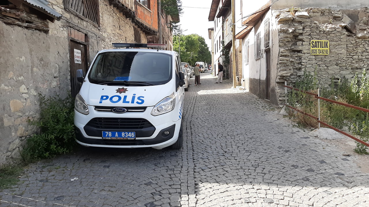 Karabük'ün Safranbolu ilçesinde 106 yaşındaki yaşlı kadın, evinin bahçesinde ölü bulundu.