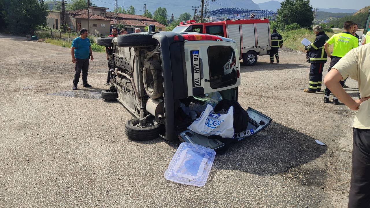 Karabük’te bariyerlere çarparak devrilen hafif ticari aracın sürücüsü yaralandı.