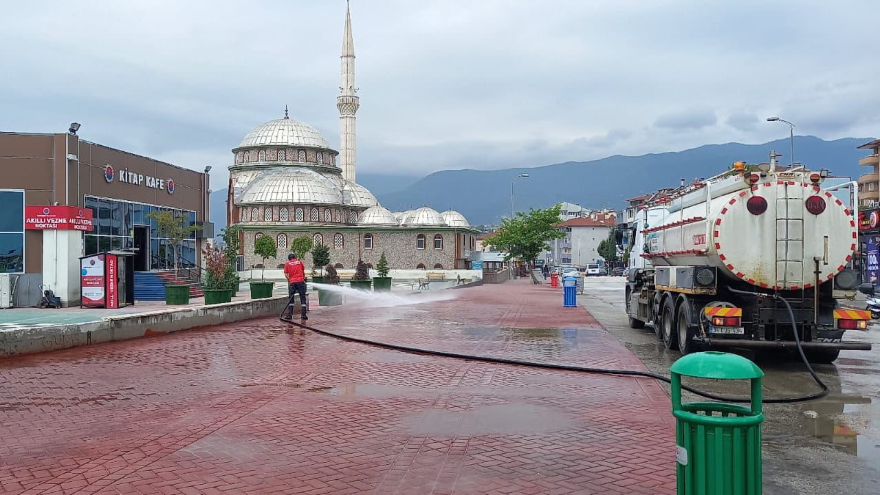 Karabük Belediyesi Temizlik İşleri Müdürlüğü ekipleri Karabük’ü “Pırıl Pırıl” yapmak için bayram öncesi çalışmalarına aralıksız bir şekilde devam ediyor.