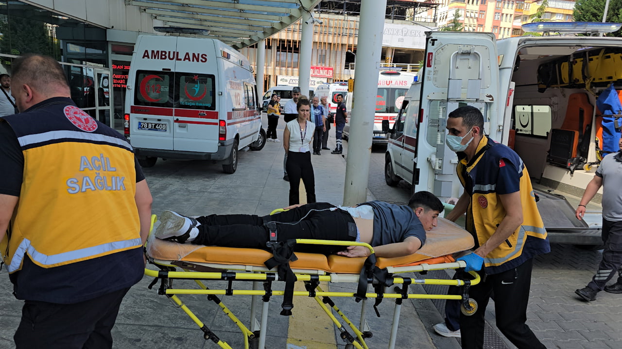 Karabük'ün Eflani ilçesinde bir düğünde atılan silahtan çıkan saçma 15 yaşındaki bir çocuğun beline isabet ederek yaralandı.