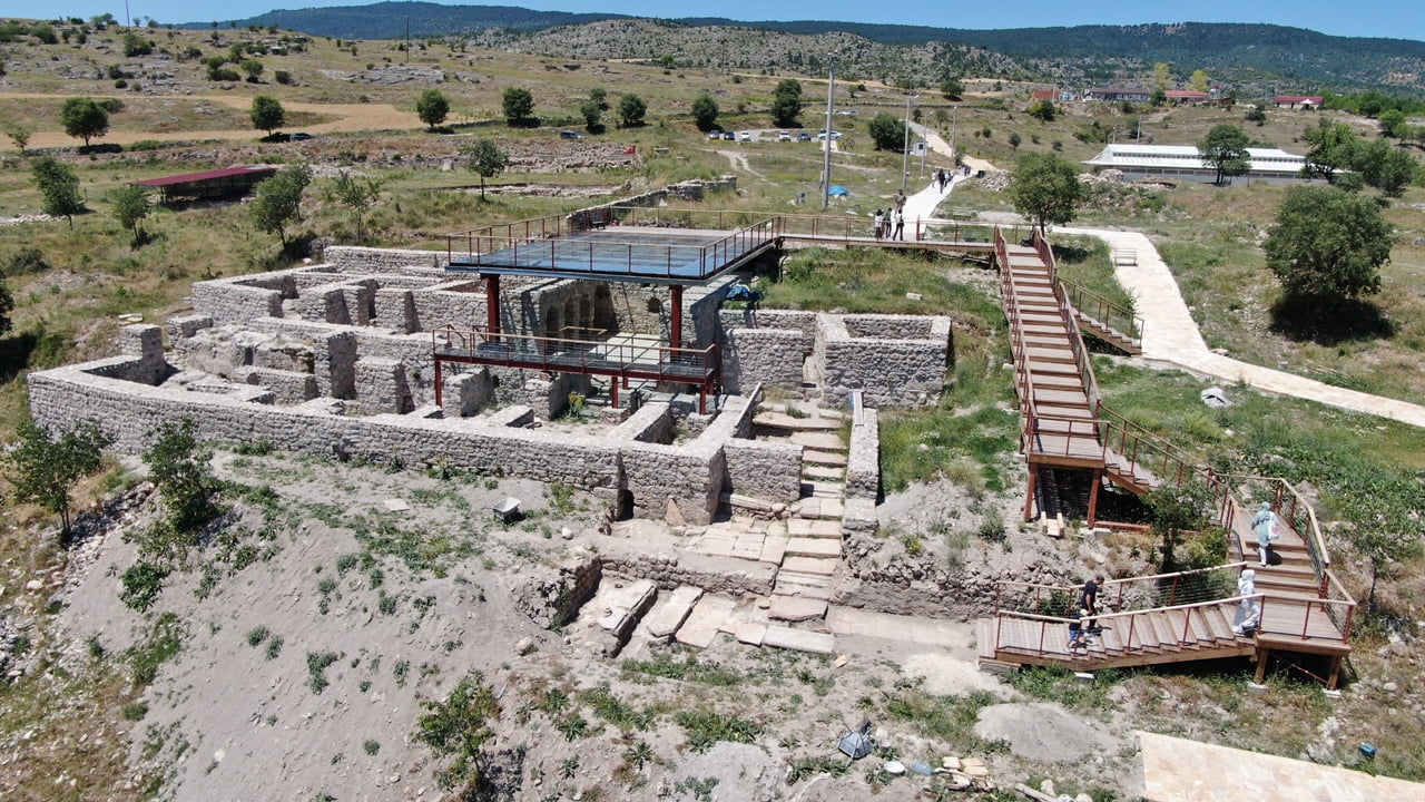 "Karadeniz'in Zeugması" olarak adlandırılan Karabük'ün Eskipazar ilçesindeki Hadrianopolis Antik Kenti, Kurban Bayramı'nın ilk 5 gününde yaklaşık 15 bin ziyaretçiyi ağırladı.