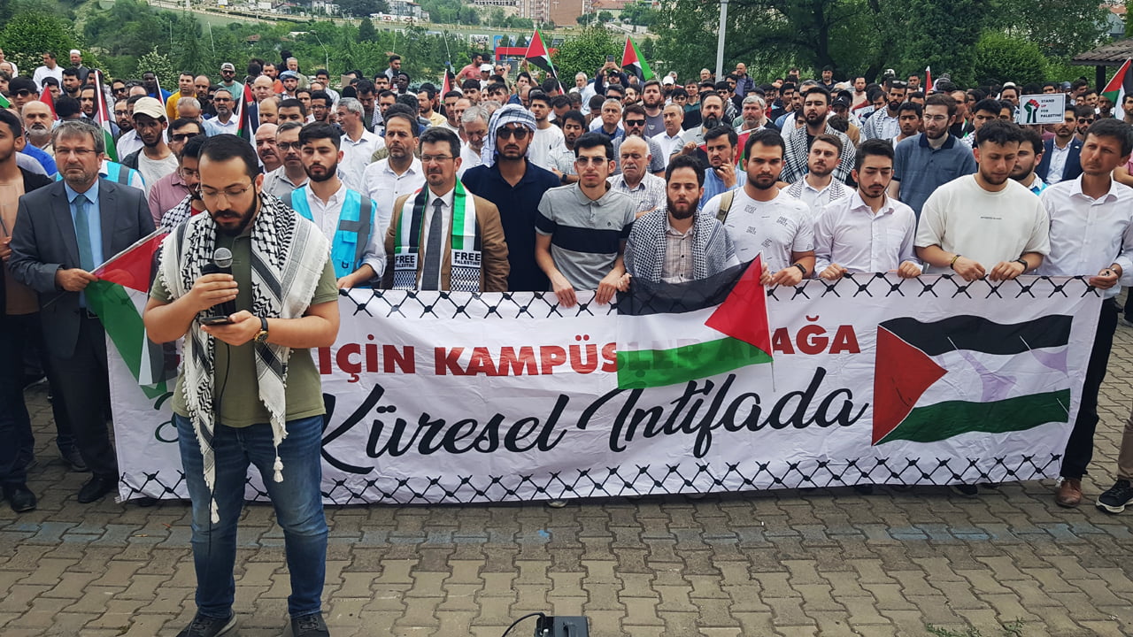 Refah'ta Filistinli sivillerin bulunduğu kampa savaş uçaklarıyla saldırı düzenleyen İsrail, Karabük’te kefenlere sarılmış oyuncak bebek ve ayakkabılar ile protesto edildi.