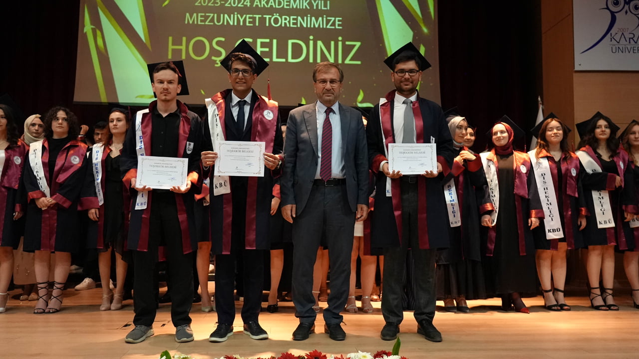 Karabük Üniversitesi (KBÜ) 2023-2024 Akademik Yılı Mezuniyet Törenleri, Diş Hekimliği Fakültesinin mezuniyet coşkusuyla devam etti. Karabük Üniversitesi Diş Hekimliği Fakültesinden 63 öğrenci mezuniyet heyecanını yaşadı.