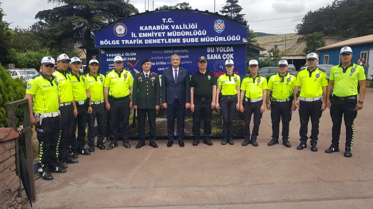 Karabük Valisi Mustafa Yavuz, trafik ve asayiş uygulama noktalarını ziyaret ederek bayram tatiline gelen sürücülere ve yolculara uyarılarda bulundu.