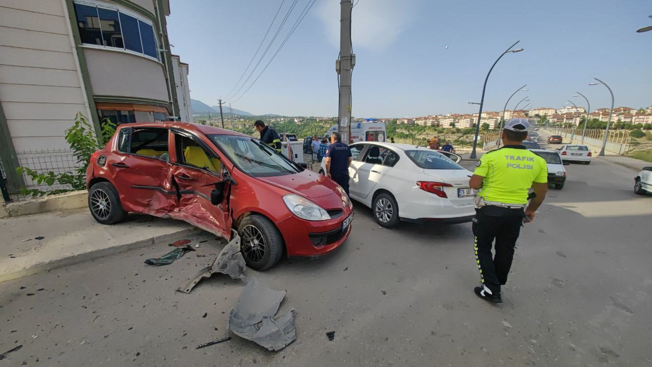 Karabük’te iki otomobilin çarpışması sonucu meydana gelen kazada 5 kişi yaralandı.