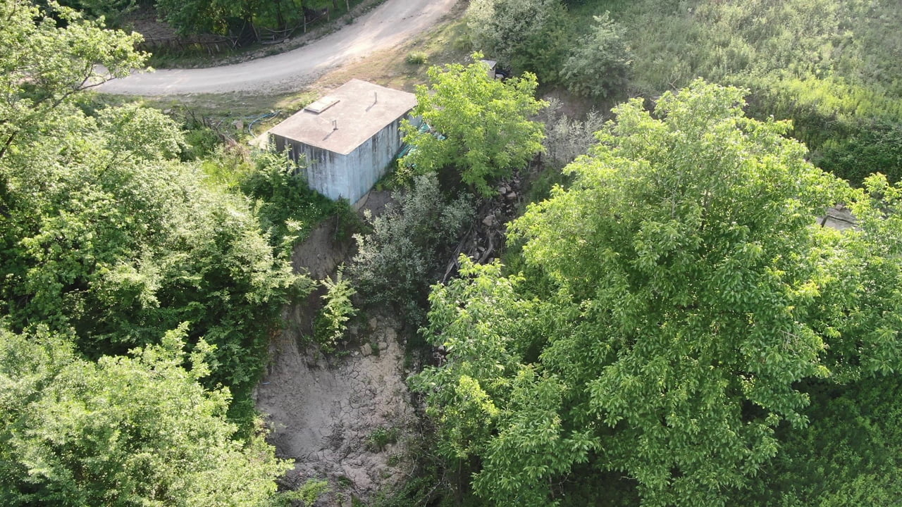 Karabük'ün Yenice ilçesine bağlı Değirmenyanı Köyü'nde yaşayan vatandaşlar heyelan tehlikesiyle karşı karşıya kalan içme suyu deposu için yardım bekliyor.