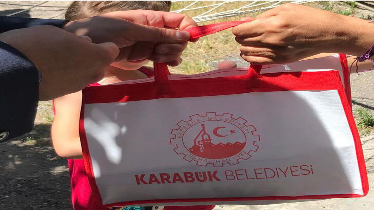 Kurban Bayramı dolayısı ile Karabük Belediyesi himayesinde yürütülen uygulama kapsamında, birlik olma ve paylaşma duygusunun daha da geliştirilmesi ve pekiştirilmesi için hayırseverlerin bağışladığı kurban etleri ihtiyaç sahibi ailelere ulaştırıldı..