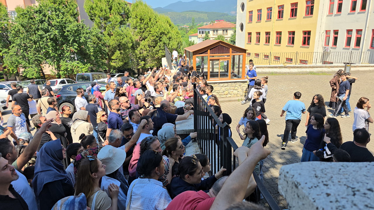 Milli Eğitim Bakanlığınca Liselere Geçiş Sınavı (LGS) kapsamındaki merkezi sınavın sözel alandan oluşan 80 dakikalık ilk oturumu sona erdi.