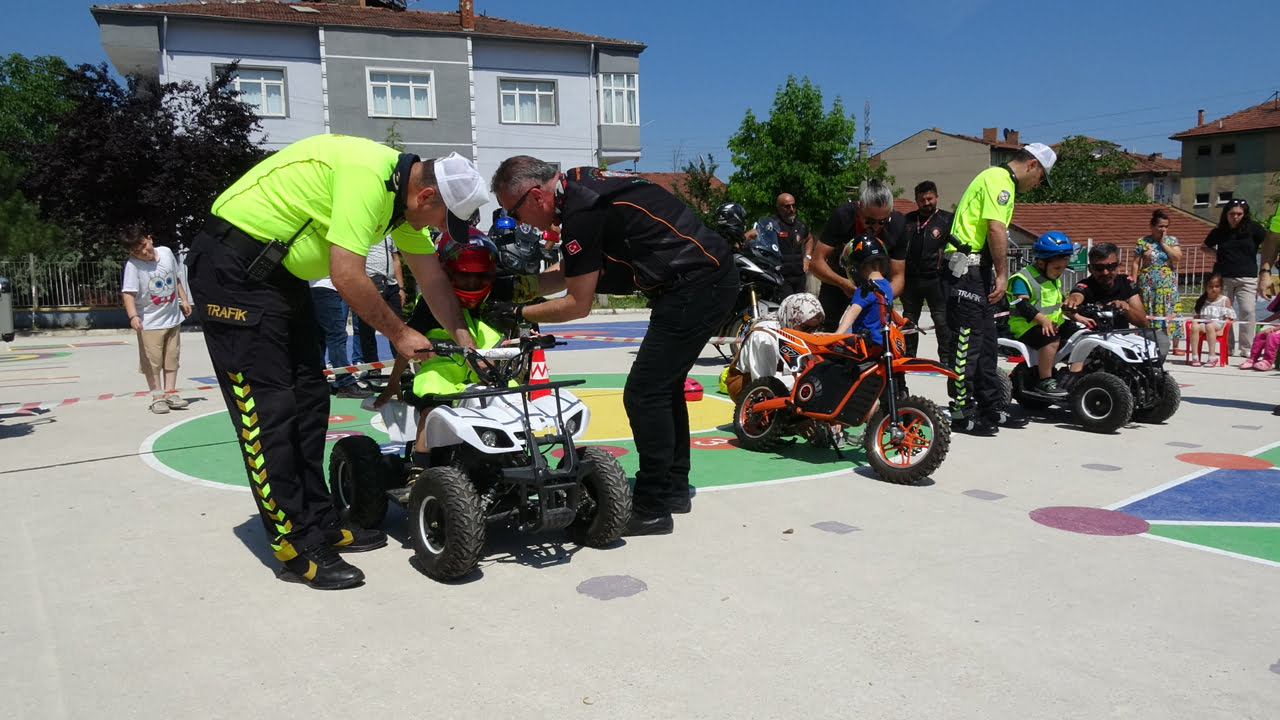 Karabük'te düzenlenen etkinlikle, ilkokul öğrencileri hem motosikleti tanıma hem de deneyimleme fırsatı yakaladı.