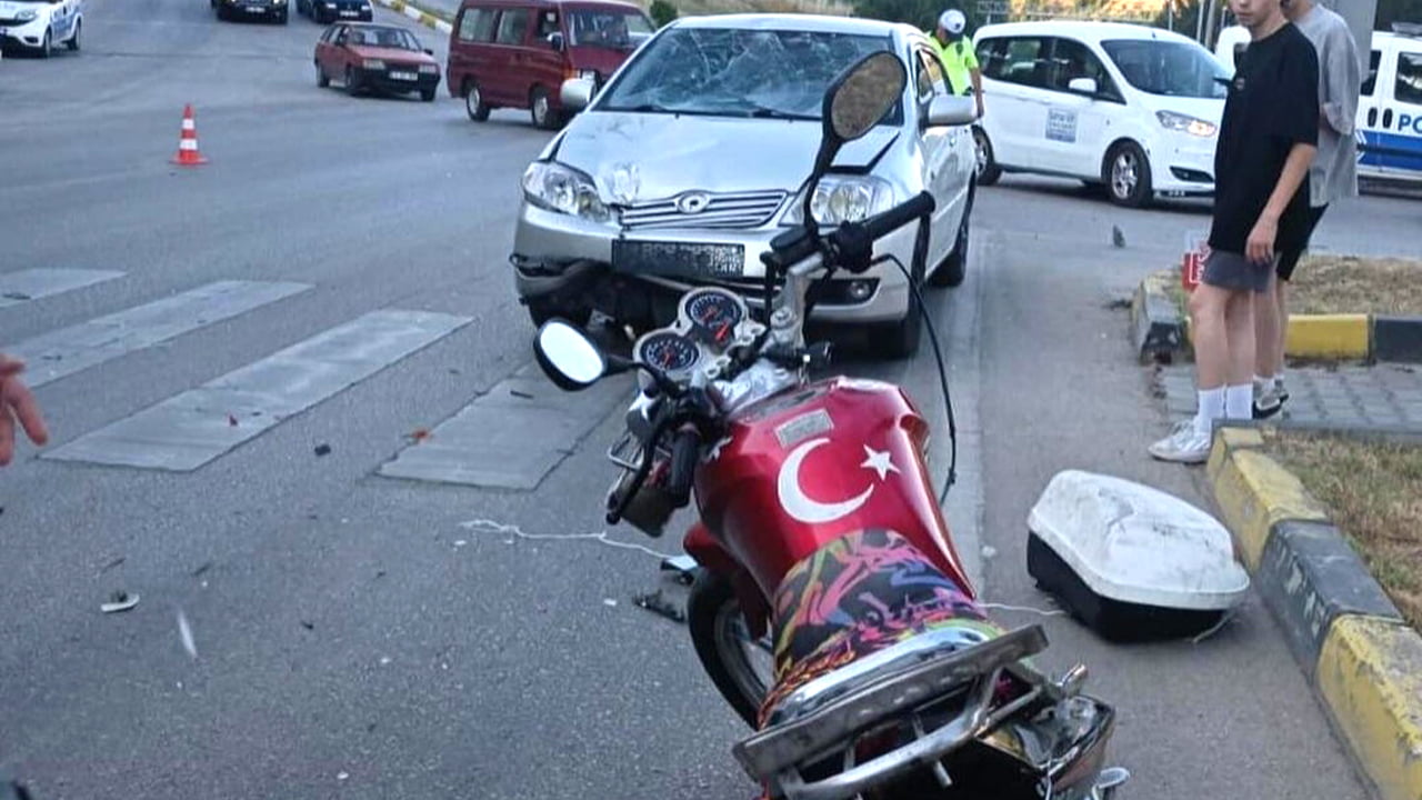 Karabük'te motosiklet ile otomobilin çarpışması sonucu meydana gelen kazada 2 kişi yaralandı.