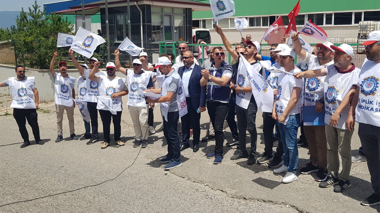 Öz İplik İş Sendikası, Karabük’te ortapedik ayak bakım ürünleri yapılan fabrikada bulunan 4 üyenin işten çıkarılmasın tepki gösterdi.