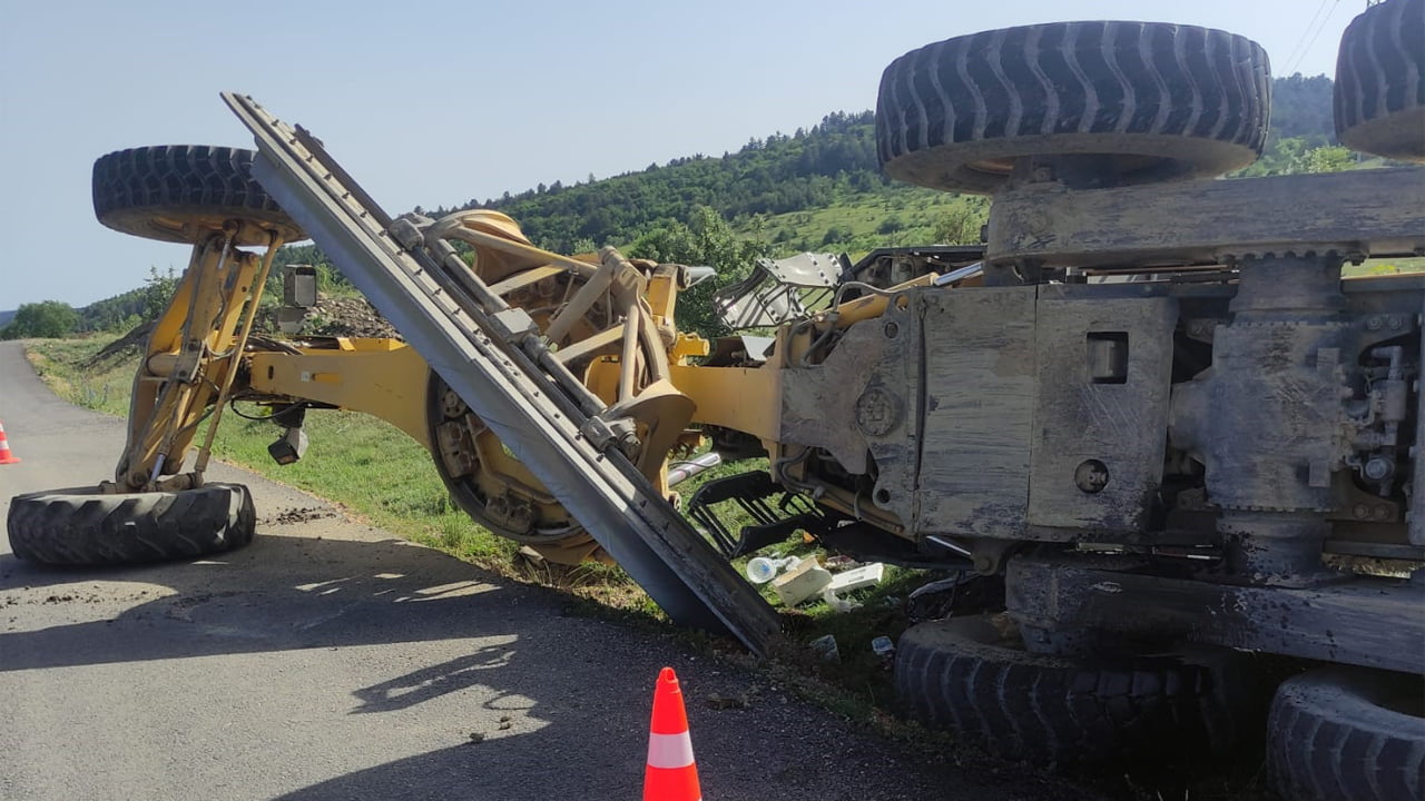 Karabük'ün Eflani ilçesinde yol çalışmasından dönen İl Özel İdaresine ait iş makinesi yoldan çıkarak devrildi. Kazada yaralanan iş makinesi operatörü yaralandı.