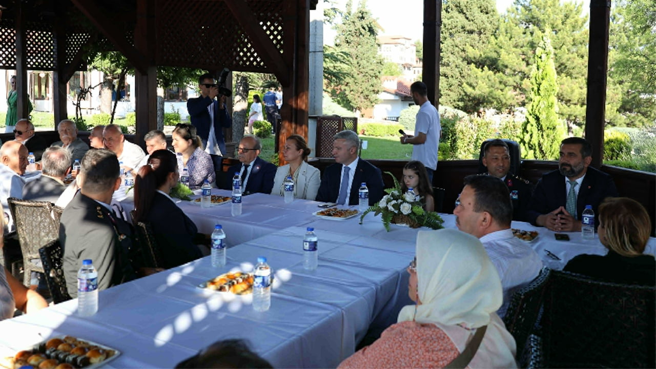 Safranbolu Protokolü Kurban Bayram'ında bayramlaşma sevincini, Safranbolu Belediyesi Hıdırlık Sosyal Tesisleri'nde yaşadı.